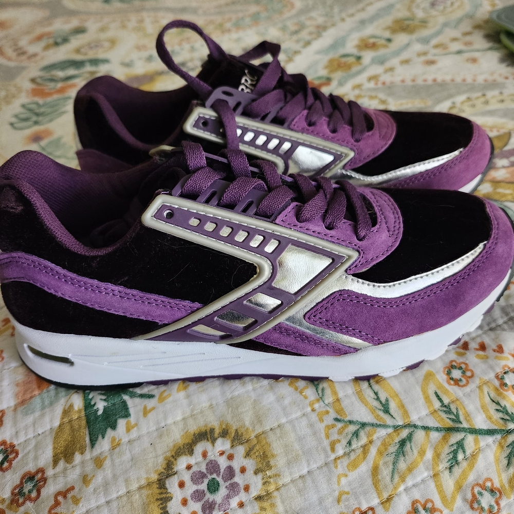 Brooks Women Regent Purple Velvet Chrome Sneakers Size 7.5 New, No Tags Or Box.